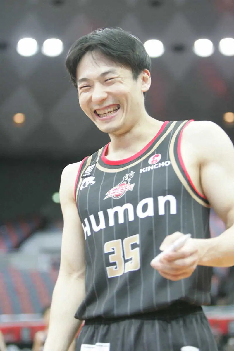 延長戦を制し連敗を止めた大阪エヴェッサ・鈴木主将はマン・オブ・ザ・ゲームに選出され笑顔