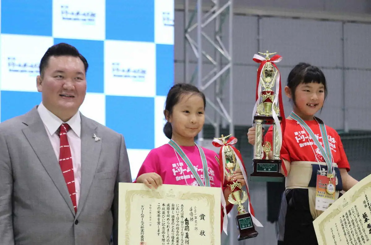 （右から）小学1年生の部で優勝した坂本杏花さん、準優勝の白鵬眞結羽さん、応援サポーターを務めた宮城野親方