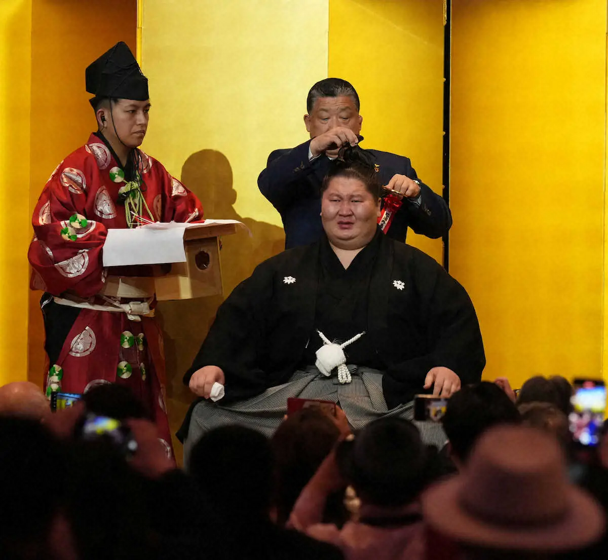 【画像・写真】【逸ノ城断髪式】鳥取城北高・石浦総監督の止めばさみに号泣　今後は未定も「家族を作って暮らしたい」