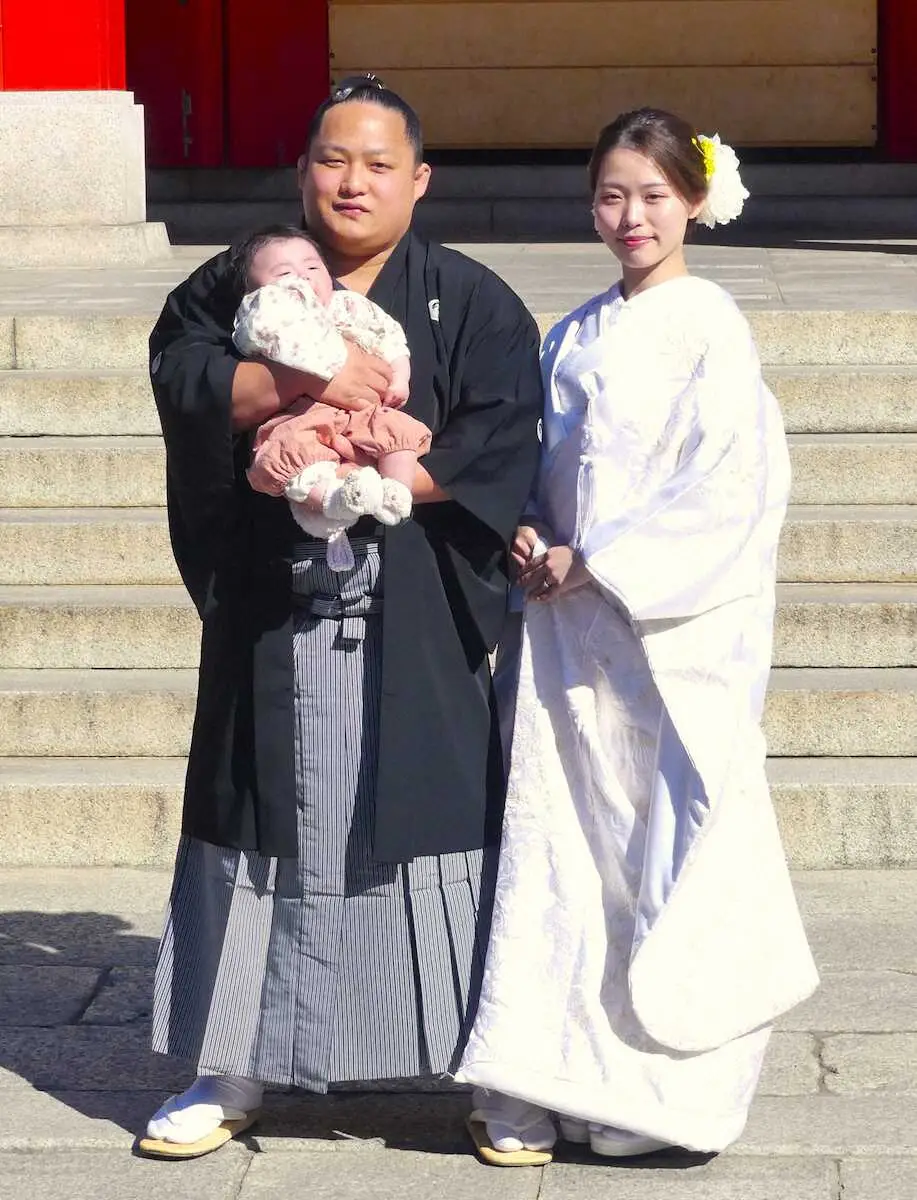 結婚式を挙げ、長女・一華ちゃんを抱いて記念撮影に収まる翠富士と千尋夫人（撮影・前川　晋作）