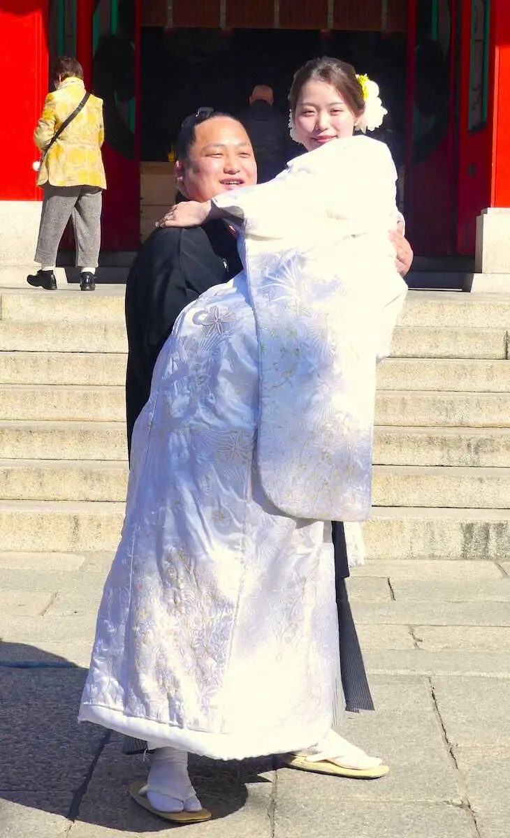翠富士　相撲も恋愛も「押しが大事」　富岡八幡宮で挙式