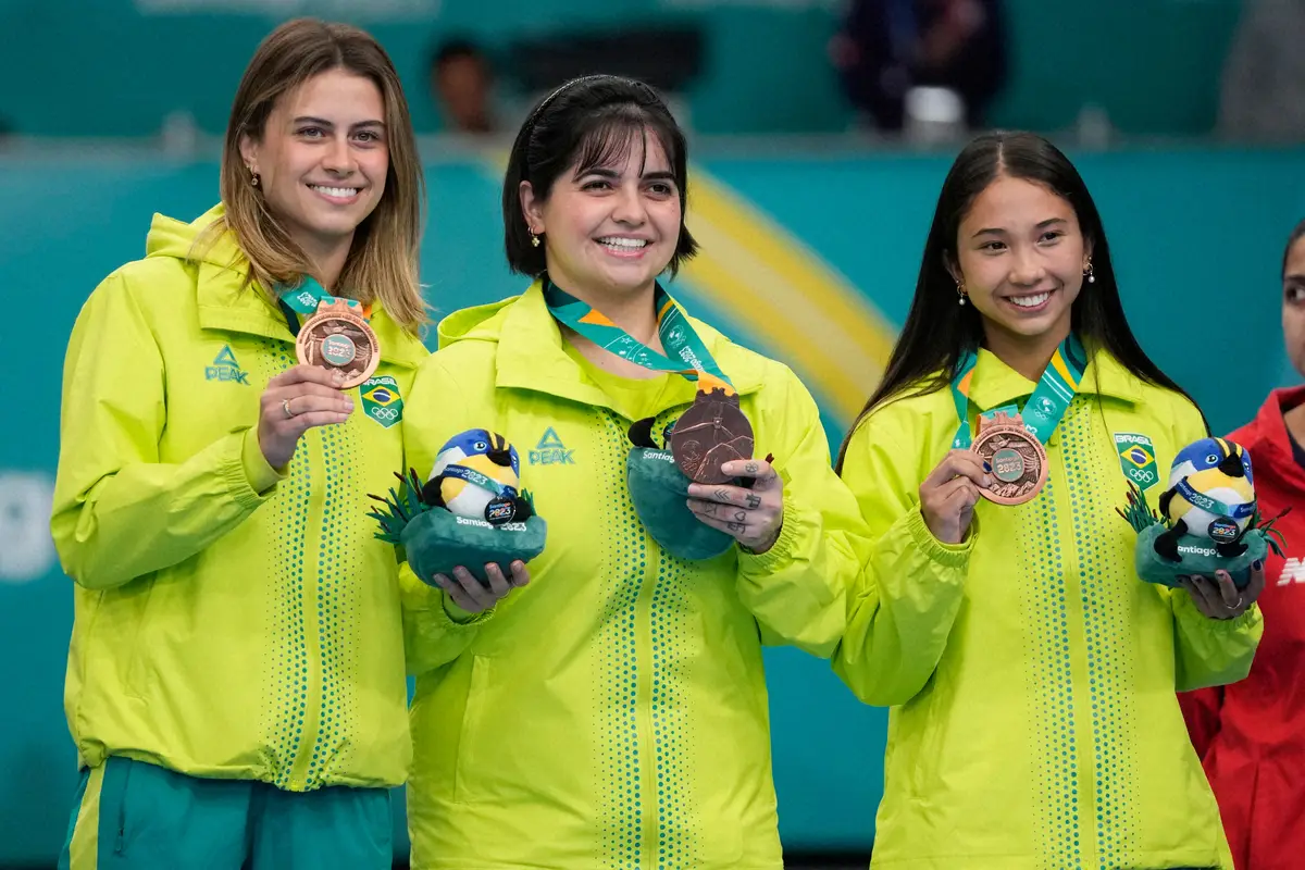 卓球女子ブラジル代表の（左から）ブルーナ・タカハシ、アレシャンドレ、ジュリア・タカハシ（AP）