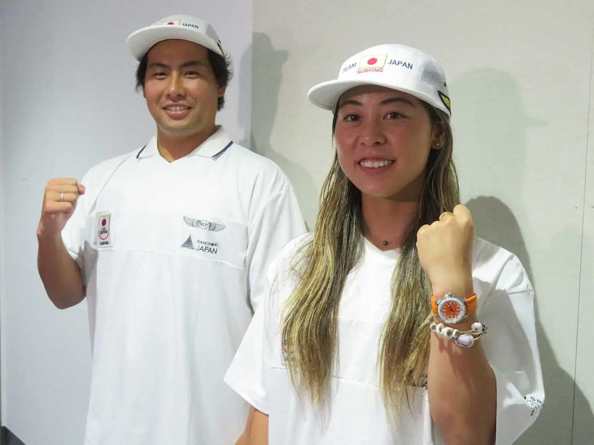 サーフィンのワールドゲームズ出発前に、成田空港で取材に応じた都筑有夢路（右）、稲葉玲王