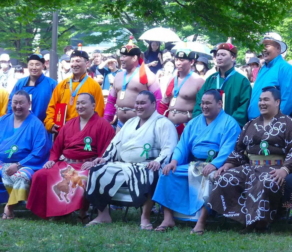 「ハワリンバヤル」で行われたモンゴル相撲大会の参加者らと笑顔で記念撮影に収まる（前列左から）東龍、千代翔馬、照ノ富士、豊昇龍、北青鵬（撮影・前川　晋作）