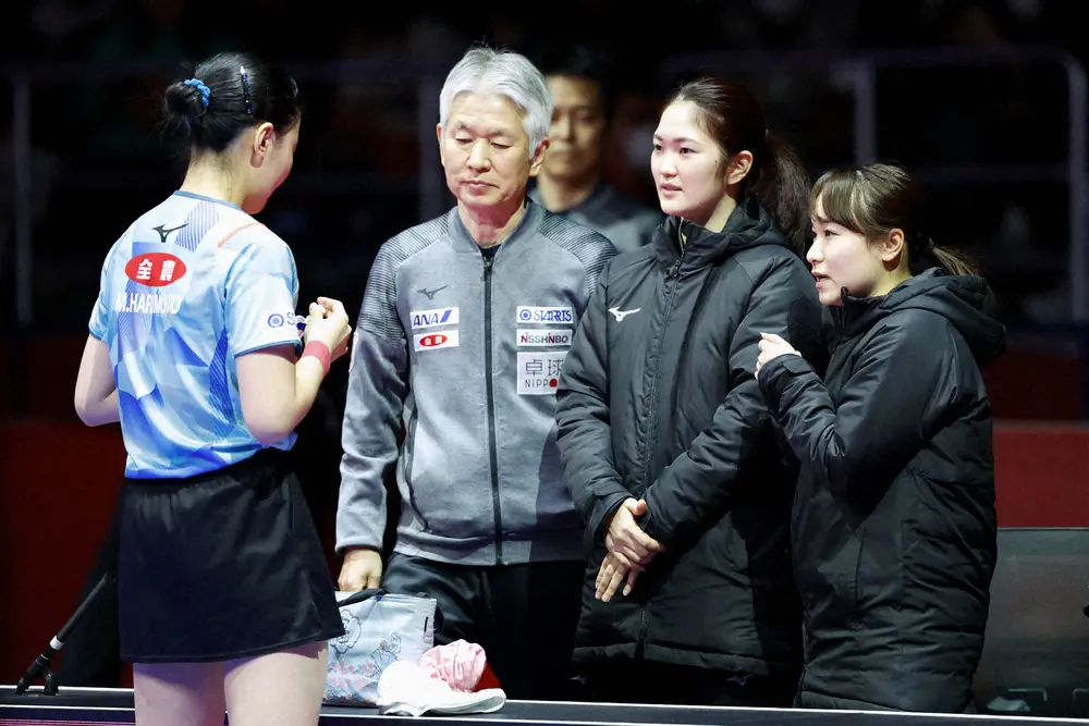 女子準決勝　香港戦の第１試合で、張本美和（左端）に声をかける伊藤美誠（右端）ら＝釜山（共同）