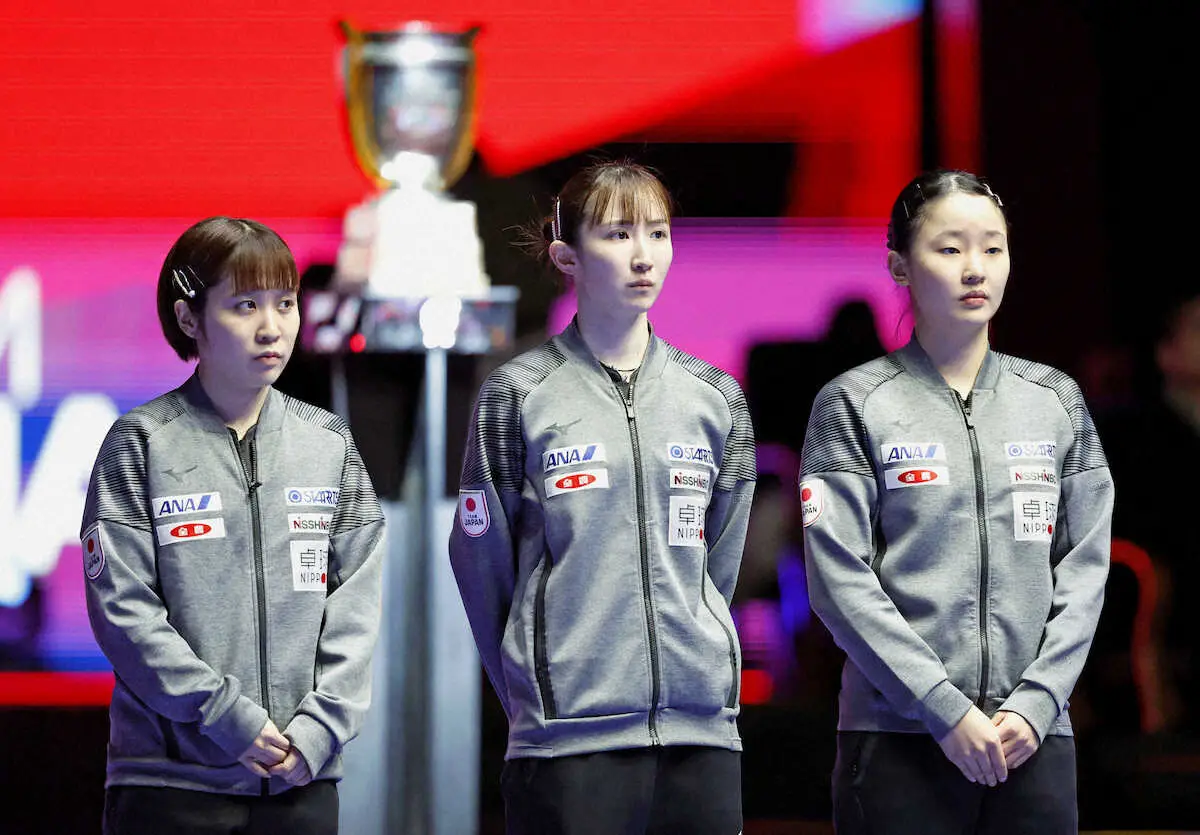 卓球の世界選手権団体戦女子決勝の中国戦に臨む（左から）平野美宇、早田ひな、張本美和（共同）