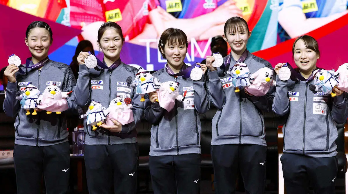 卓球の世界選手権団体戦で銀メダルを獲得した（左から）張本美和、木原美悠、平野美宇、早田ひな、伊藤美誠（共同）