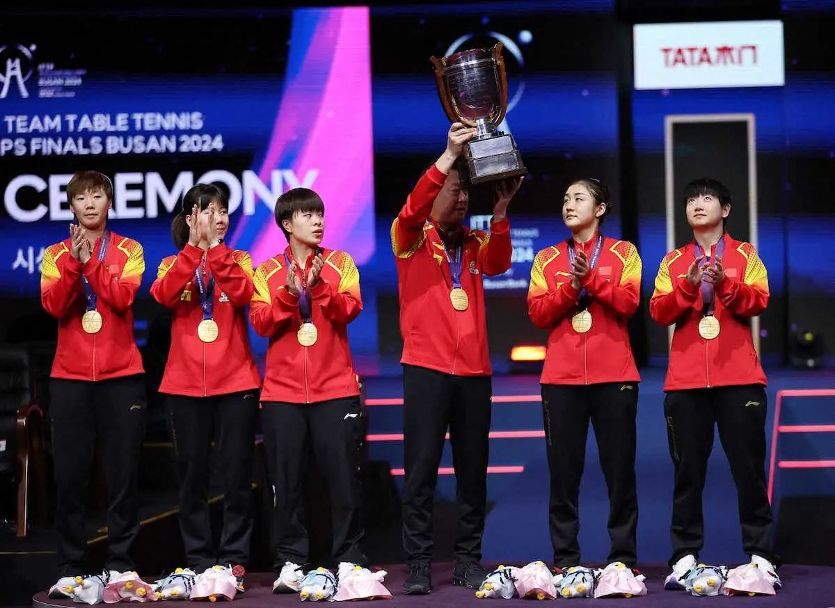 女子で6連覇を達成した中国の孫穎莎（右）と陳夢（右から2人目）（ロイター）