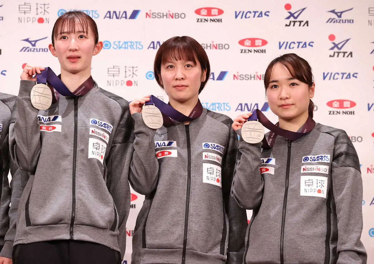 メダルを手に笑顔の（左から）早田ひな、平野美宇、伊藤美誠（撮影・大城　有生希）