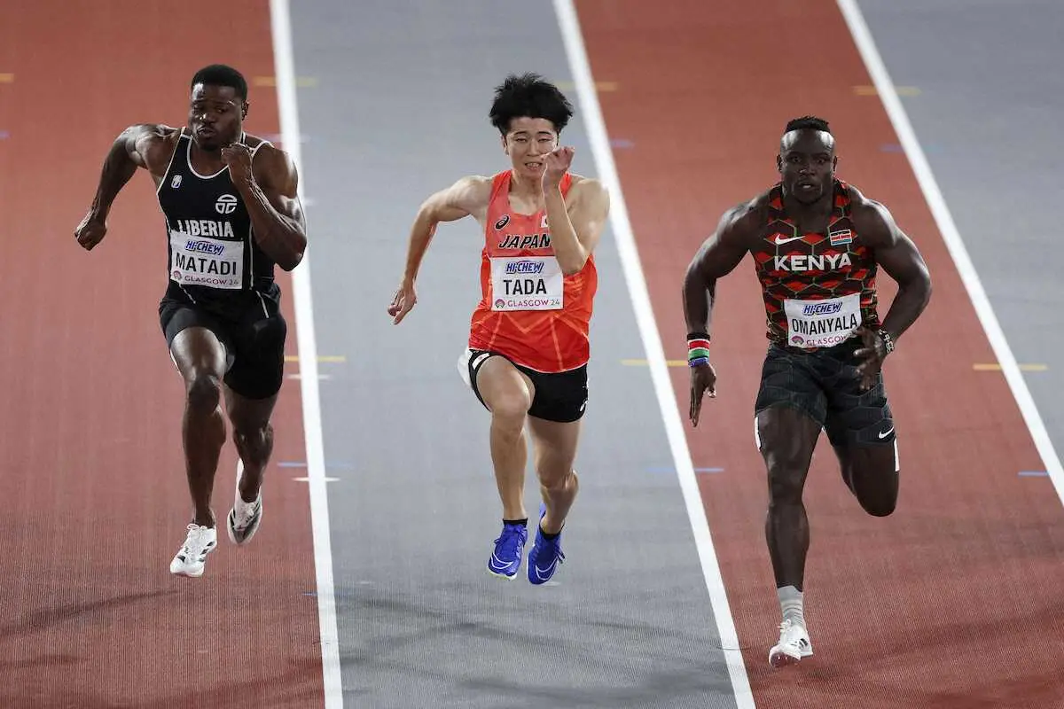 男子60メートル準決勝で走る多田修平（中央）
