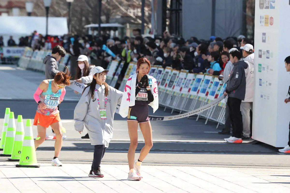 【東京マラソン】新谷仁美「力不足」2時間21分50秒で日本新ならず…号泣、憔悴　タオルで顔を覆う