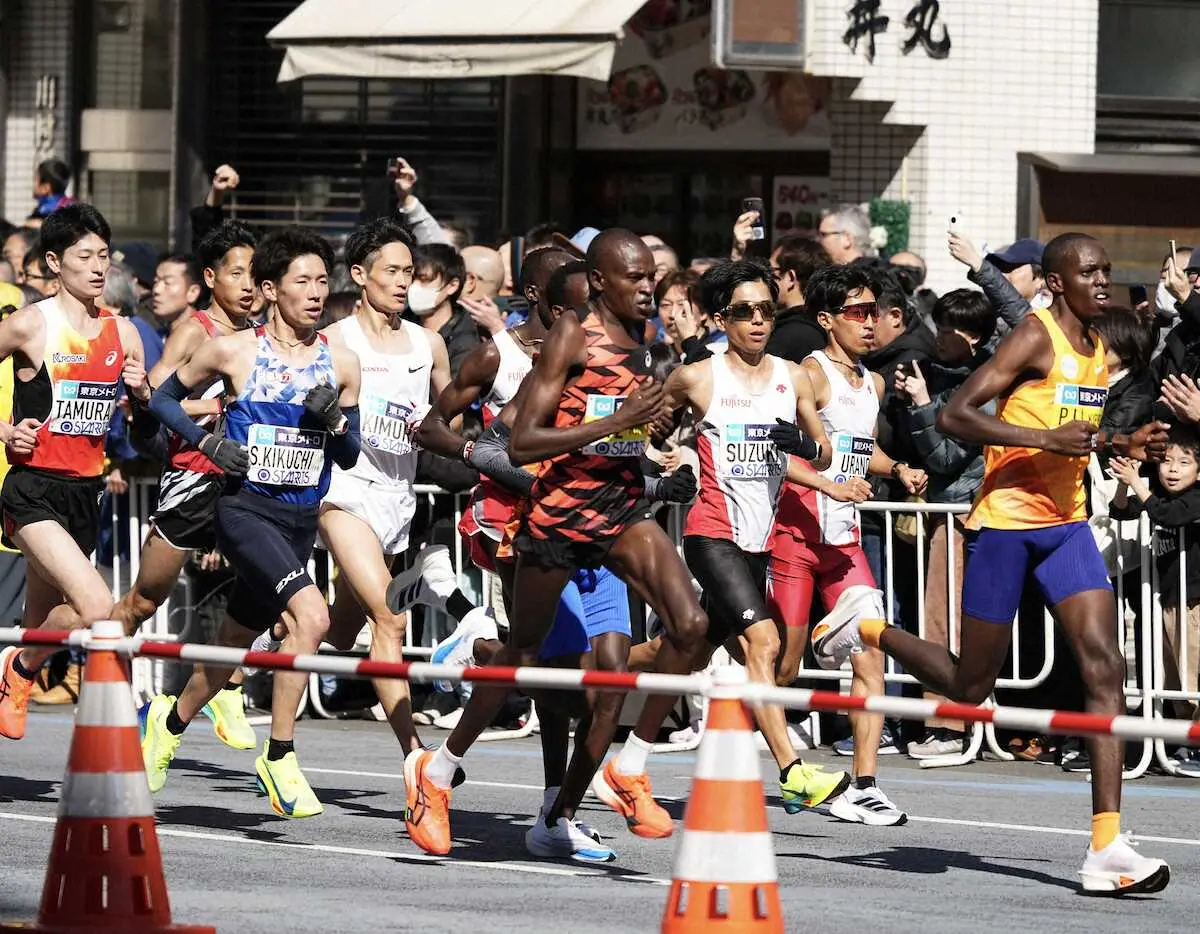 ＜東京マラソン＞24キロ手前を走る鈴木健吾（右から3人目）ら（撮影・沢田　明徳）