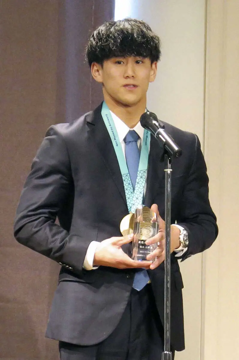 日本体操協会の年間表彰式で、最優秀選手賞に選ばれた体操男子の橋本大輝