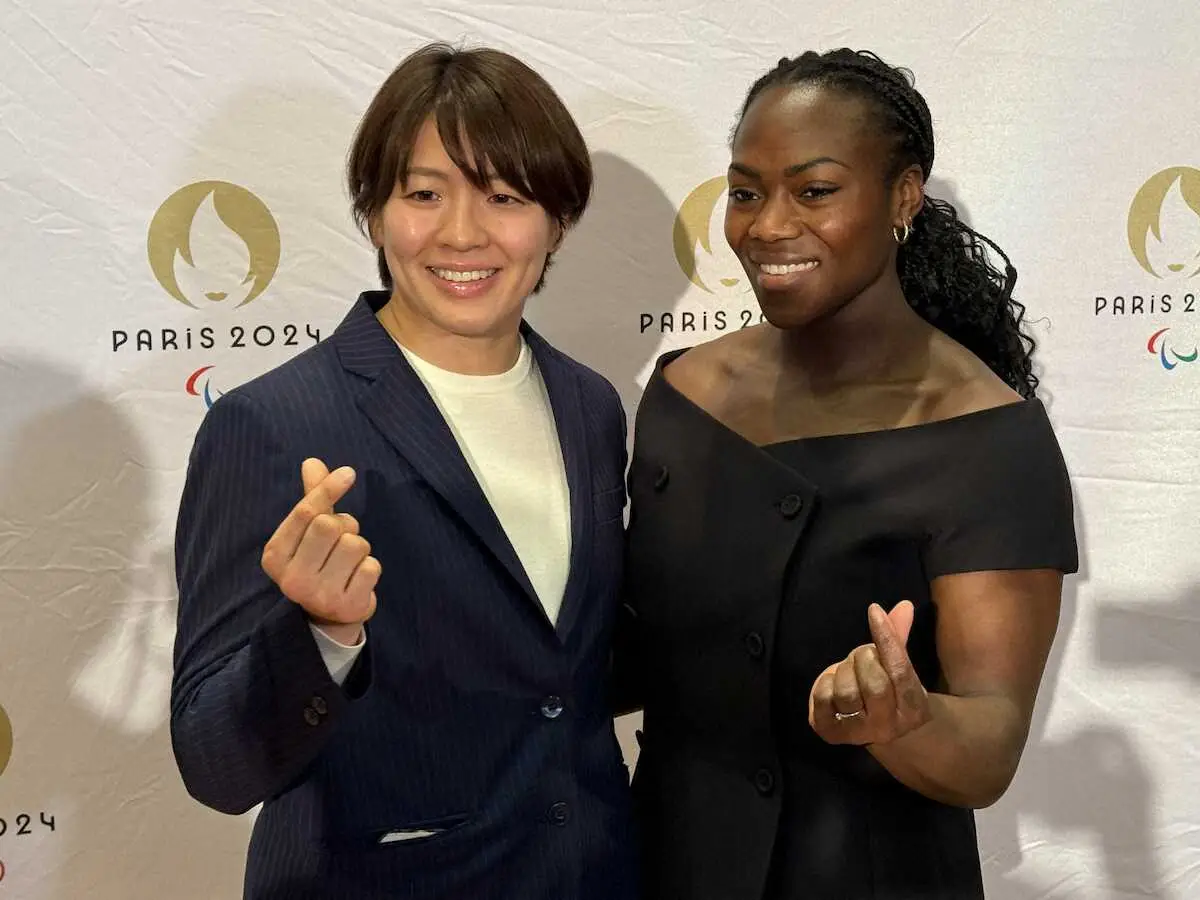 日仏女子柔道交流イベントで、パリ五輪での決勝で戦うことを誓い合った高市未来（左）とクラリス・アグベニェヌ
