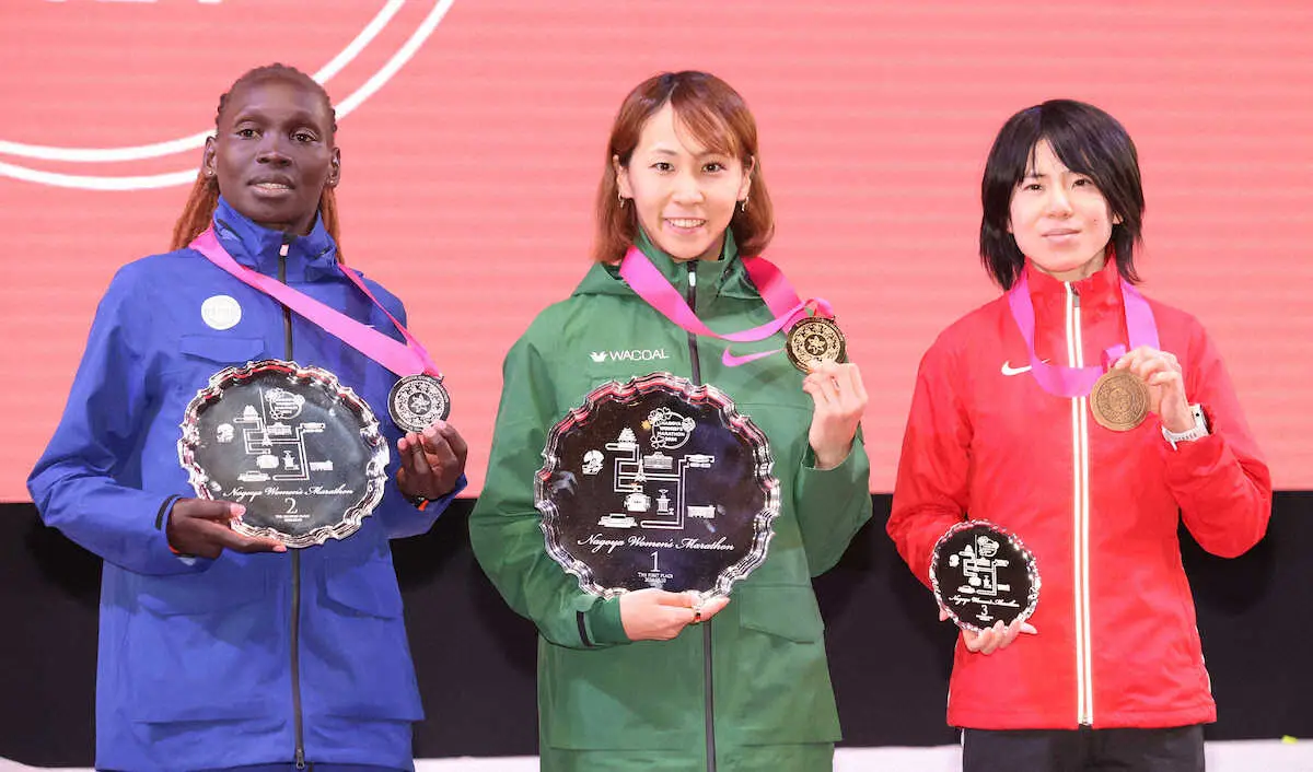 シャーレとメダルを手に記念撮影をする（右から）鈴木亜由子、安藤友香、C.E.チュンバ（撮影・平嶋　理子）　