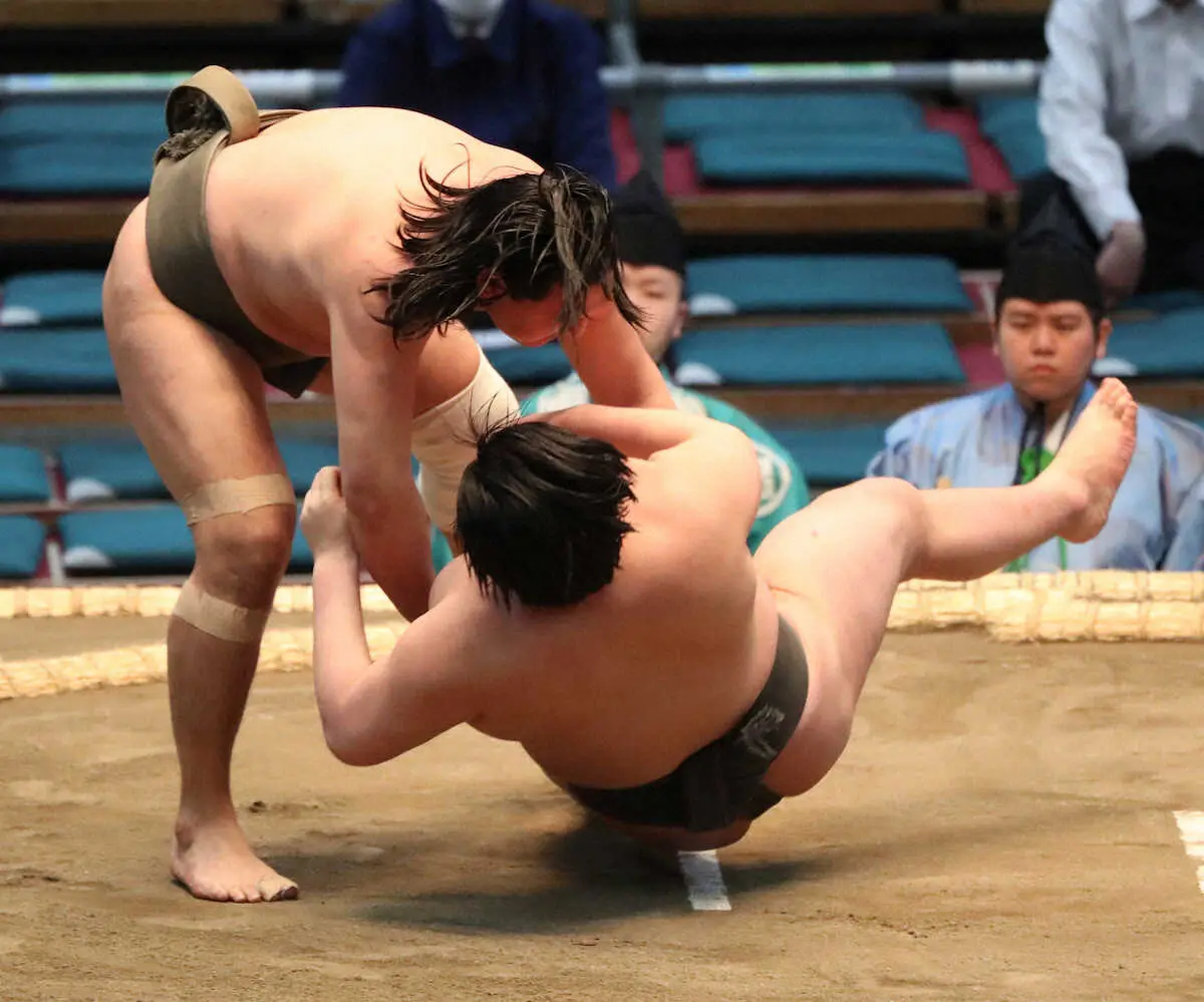 ＜大相撲春場所4日目＞前相撲で勝利した聖白鵬（左）　（撮影・奥　調）