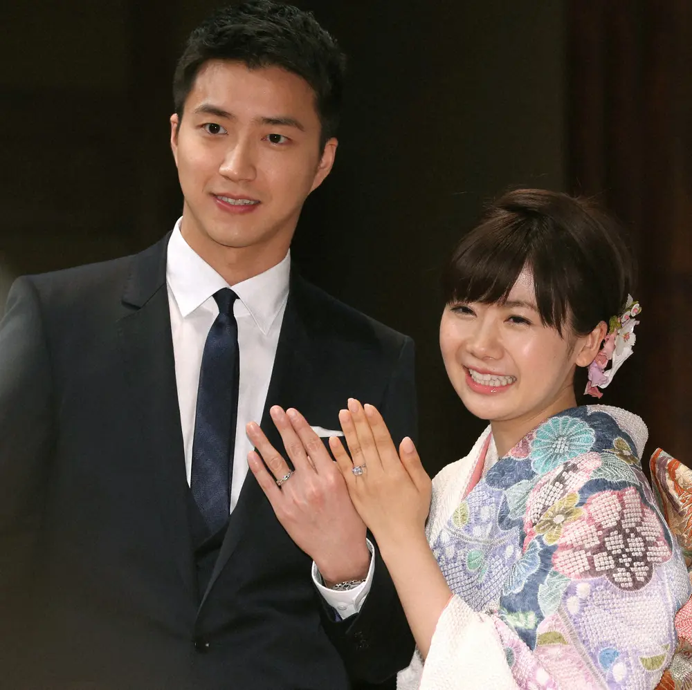 2016年9月、結婚会見を行い、笑顔で指輪を披露する福原愛（右）と台湾卓球選手の夫・江宏傑