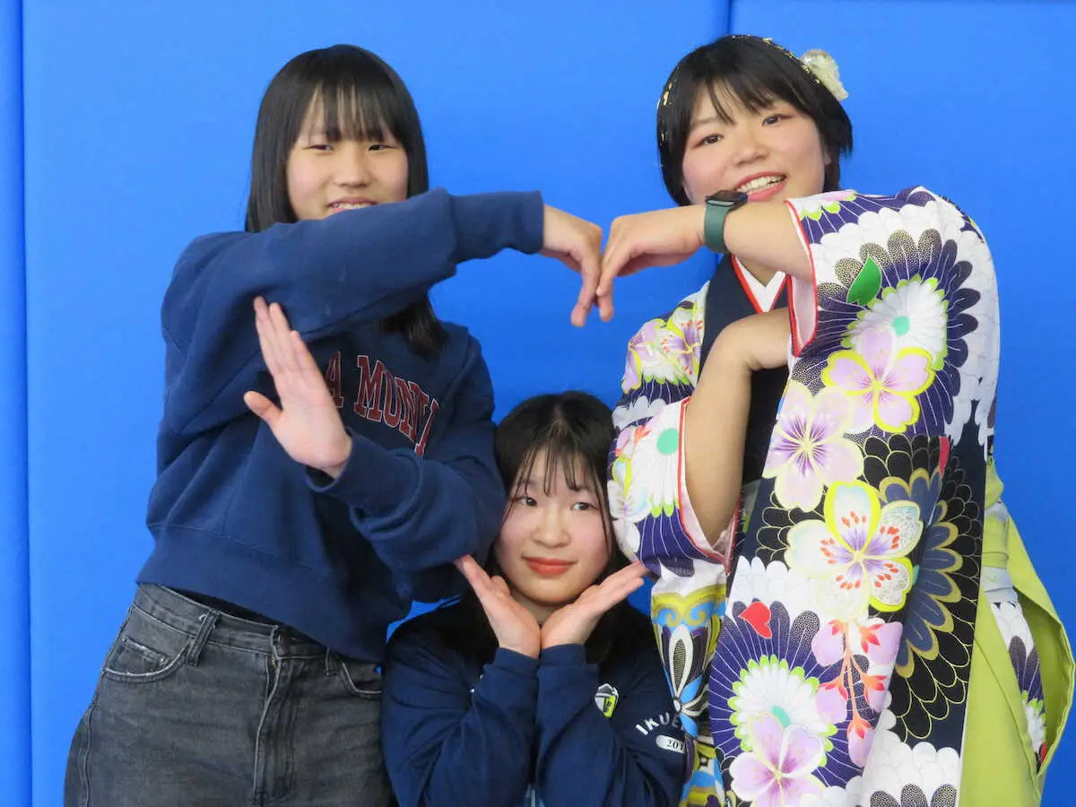 卒業式後、三姉妹で記念写真を撮る桜井つぐみ（右上）、三女のつきのさん（左上）、次女のはなの