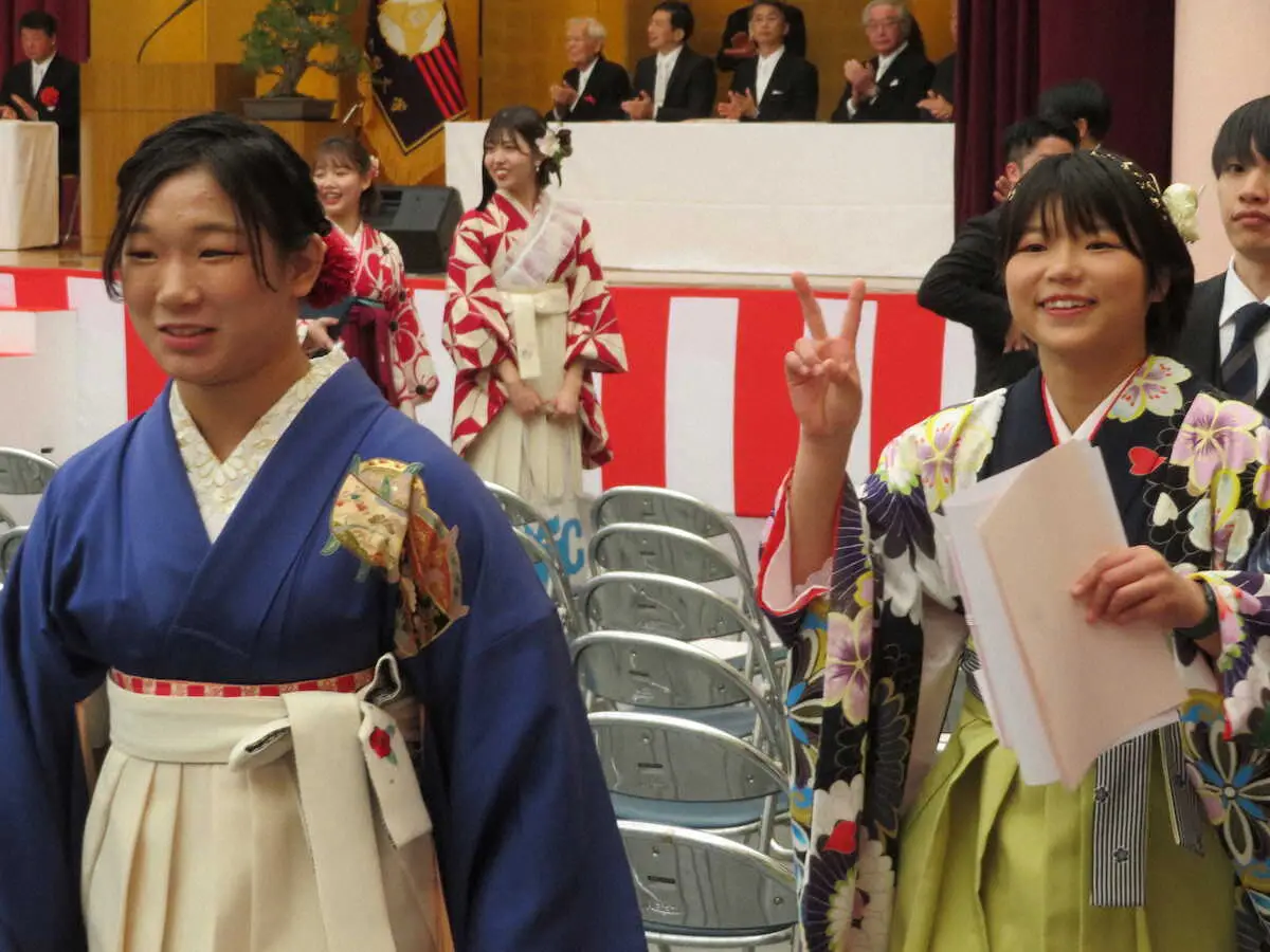 卒業式を終え、会場を後にする元木咲良（左）と桜井つぐみ