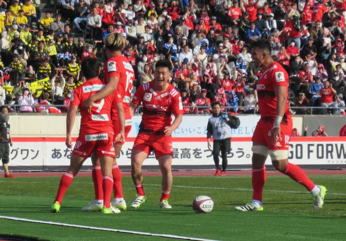 後半、トライを挙げた日和佐（左）と喜び合う神戸の選手たち