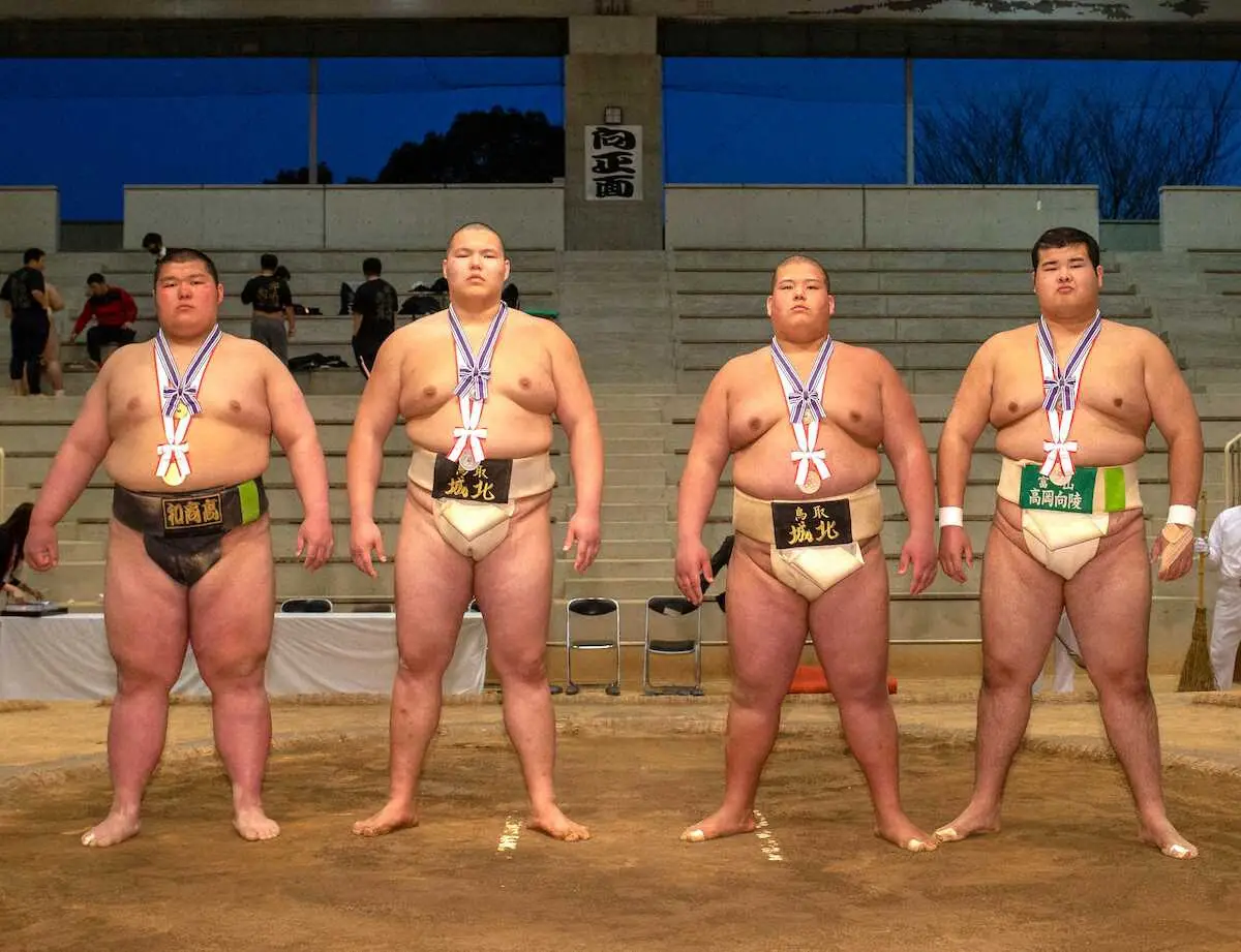 全国高校相撲選抜大会個人戦の入賞者（左から）優勝・西出大毅、2位・ムンフビルグーン、3位・加藤哀翔、高島一人（提供写真）