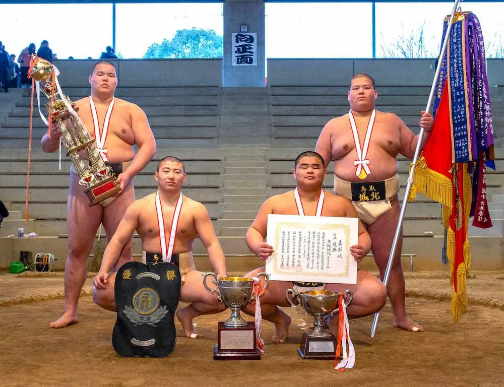 全国高校相撲選抜大会で団体優勝を果たした鳥取城北。（左から）ムンフビルグーン、三橋条ノ真、西村和真、加藤哀翔（提供写真）