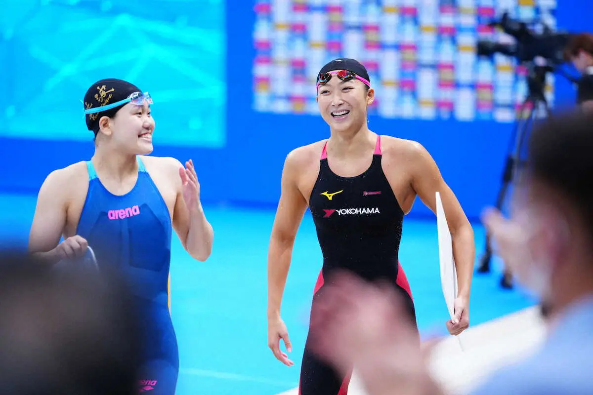女子100メートルバタフライ決勝、レースを終え笑顔の平井瑞希（左）と池江璃花子（撮影・小海途　良幹）