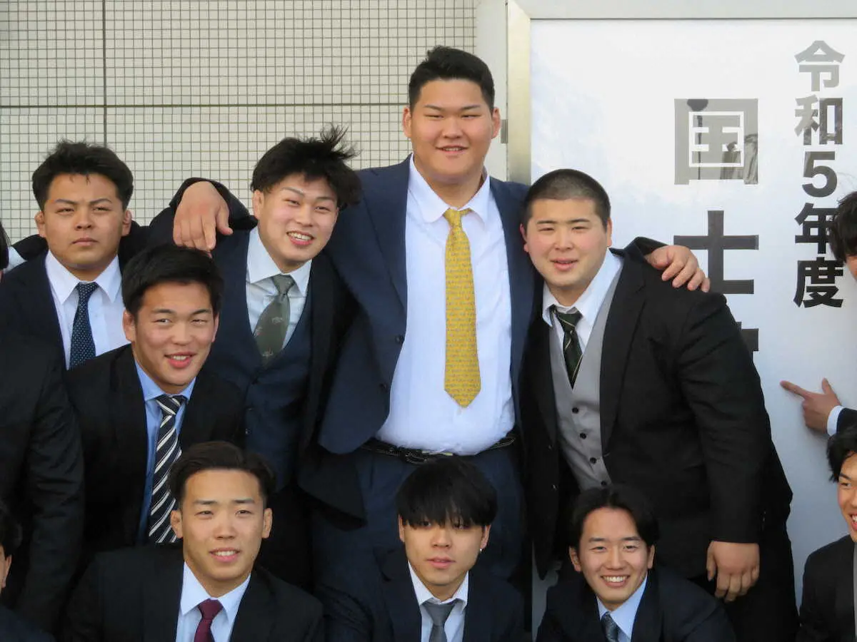国士舘大の卒業式に出席し、柔道部の同期と記念撮影で笑顔の斉藤立（中央）