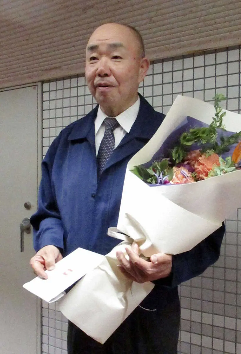 報道陣から贈られた花束を手にする花籠親方。4月に日本相撲協会の定年を迎える＝21日、エディオンアリーナ大阪
