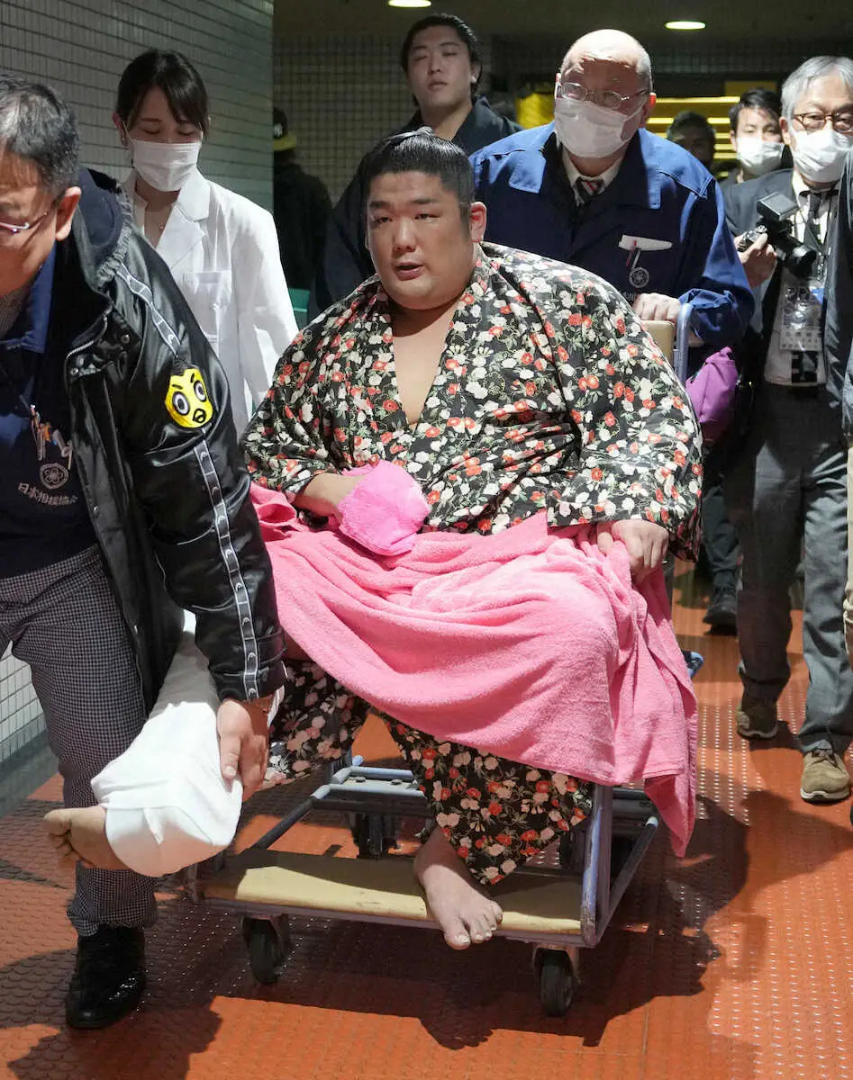 厳しい現実にただただぼうぜんと…尊富士　110年ぶり新入幕V目前で右足負傷、救急搬送