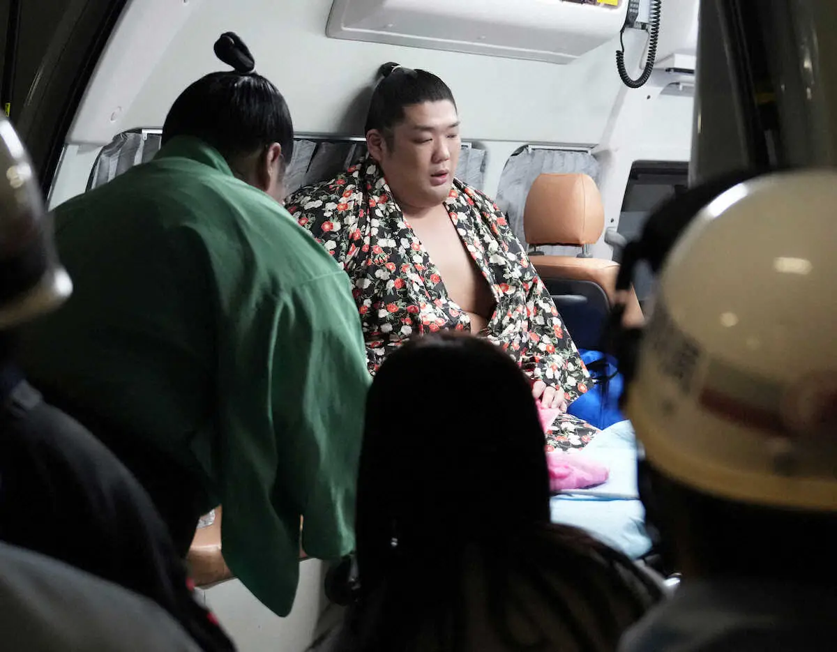 右足を痛め救急車で運ばれる尊富士