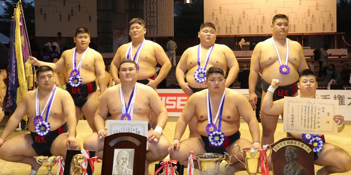 2019年全国学生相撲選手権大会の団体Aクラスで優勝した日本大学（後列左から2番目が尊富士）