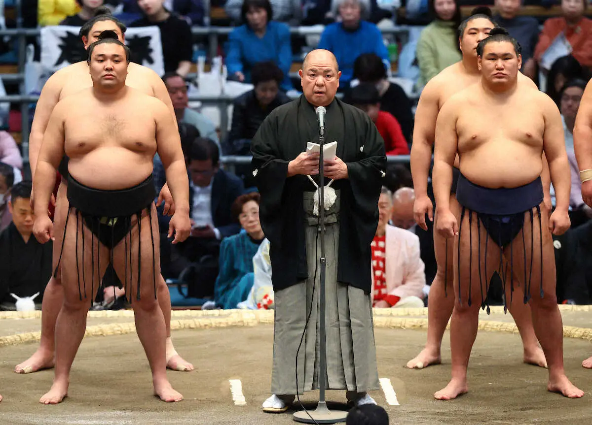 あいさつする日本相撲協会の八角理事長（撮影・岸　良祐）