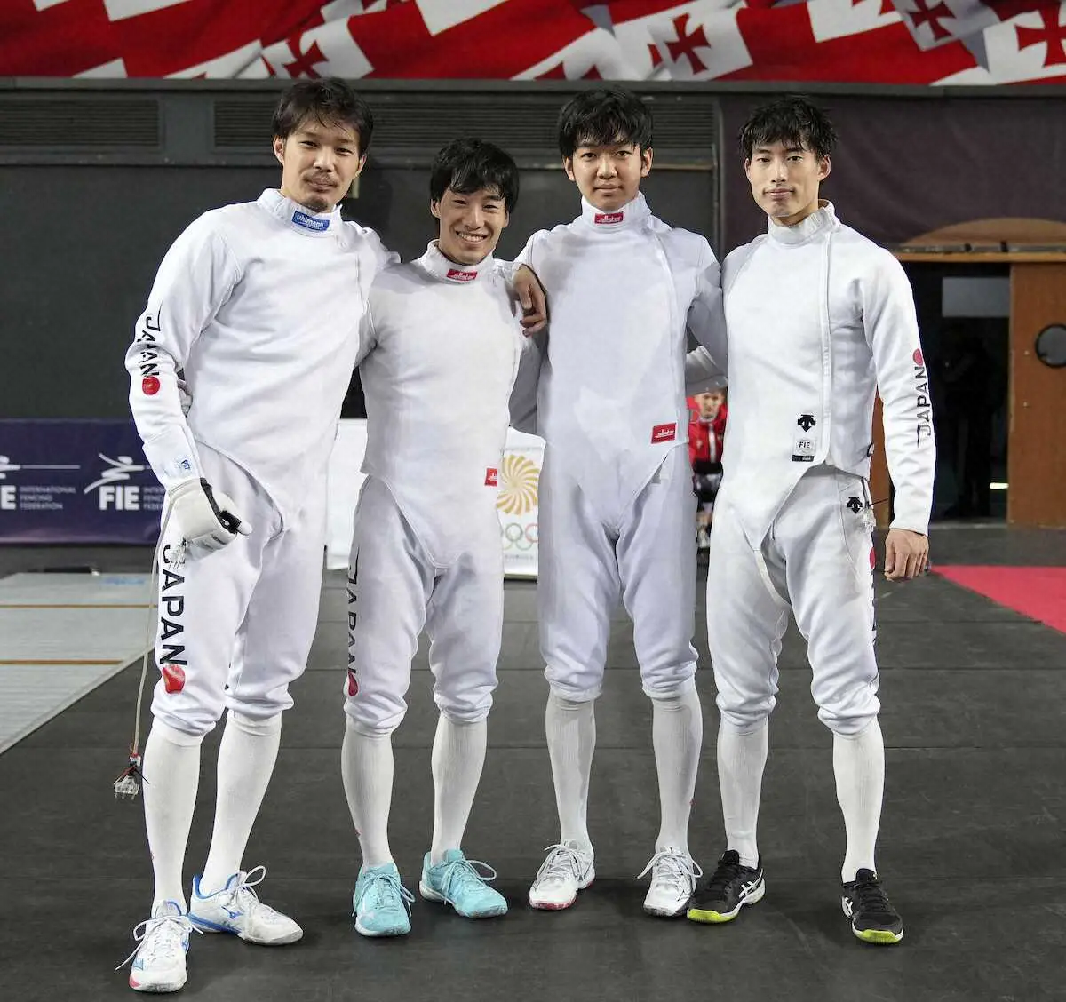 フェンシングW杯の男子エペ団体で5位となり、パリ五輪出場権を獲得した日本の（左から）山田、加納、松本、古俣（日本フェンシング協会提供・共同）