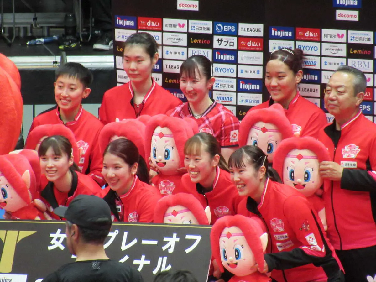 試合後に記念撮影をする早田（後列左から2人目）ら日本生命の選手と監督