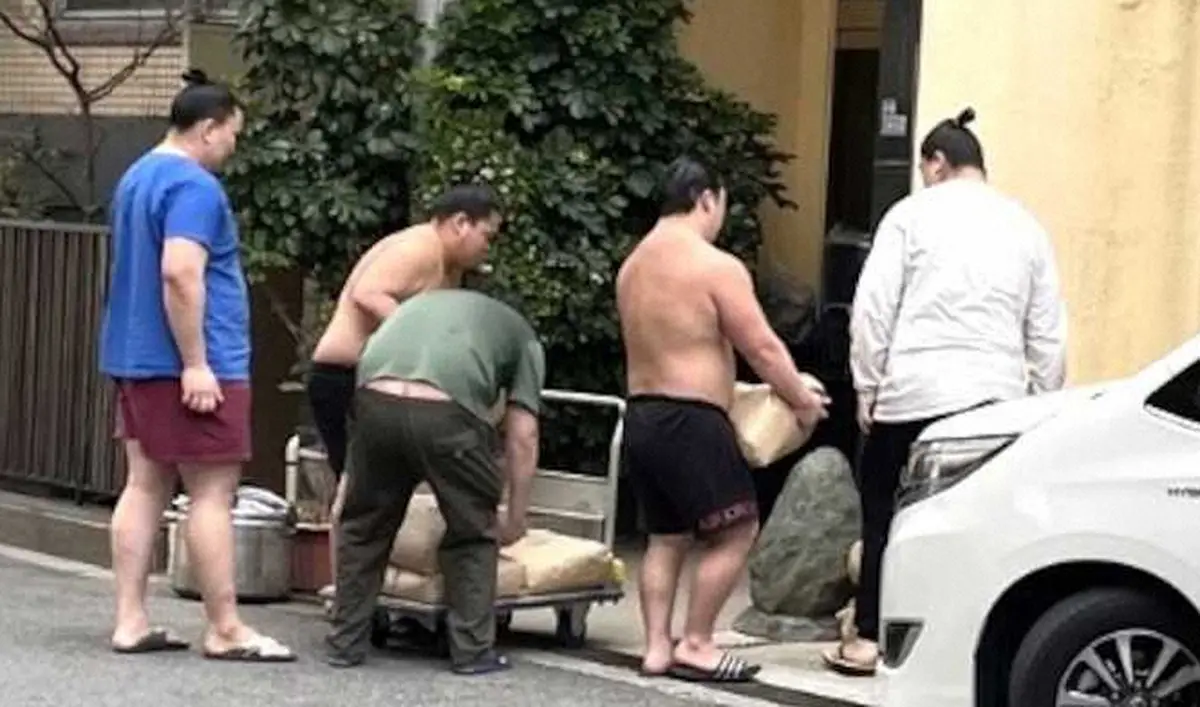 午前中、大阪の宿舎から荷物を運び出す宮城野部屋の力士たち
