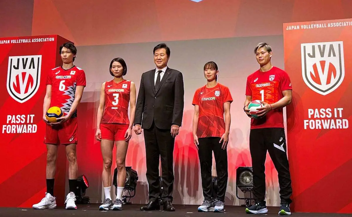日本バレーボール協会が発表した新エンブレム（左右）と女子代表主将の古賀紗理那（左から2人目）ら