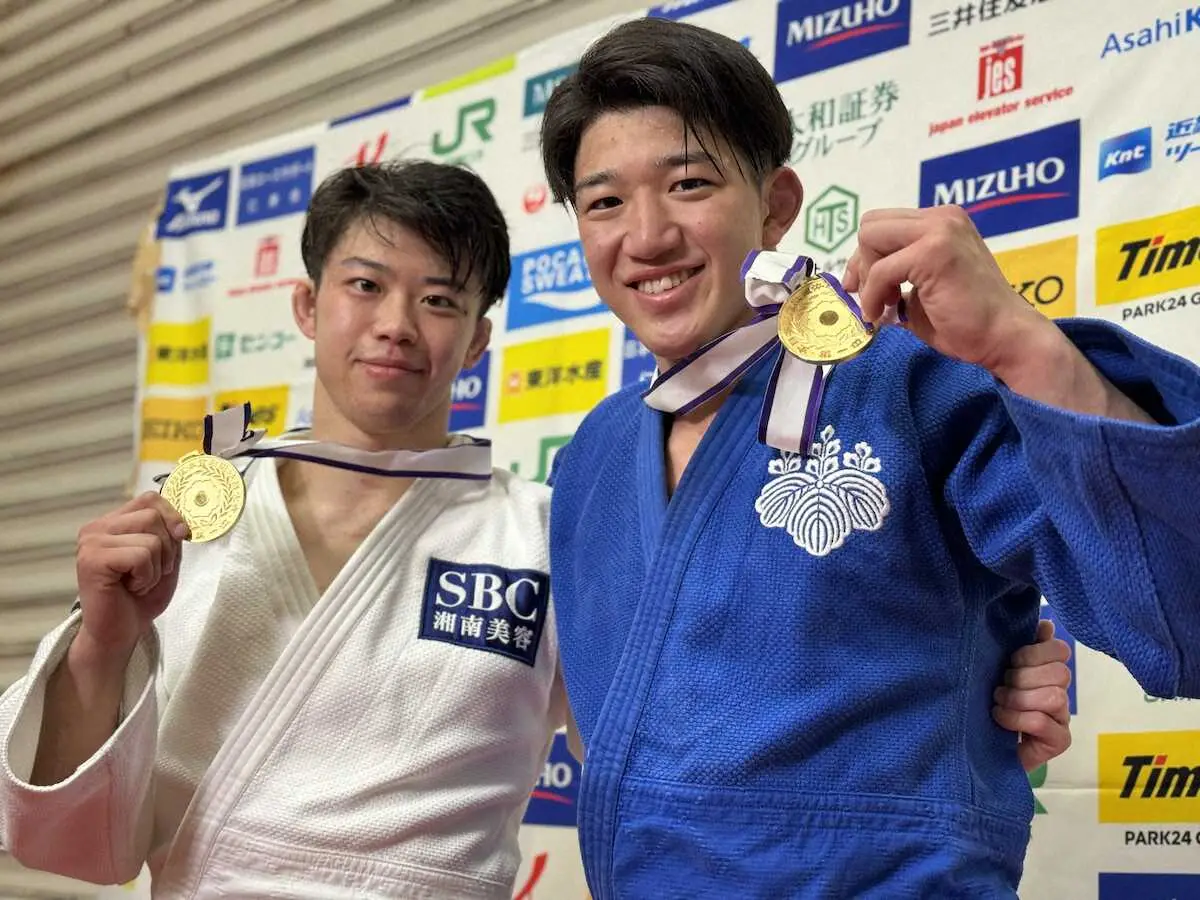 ＜柔道全日本選抜体重別選手権第1日＞男子66キロ級を制した兄の田中龍馬（左）と同73キロ級を制した弟の龍雅