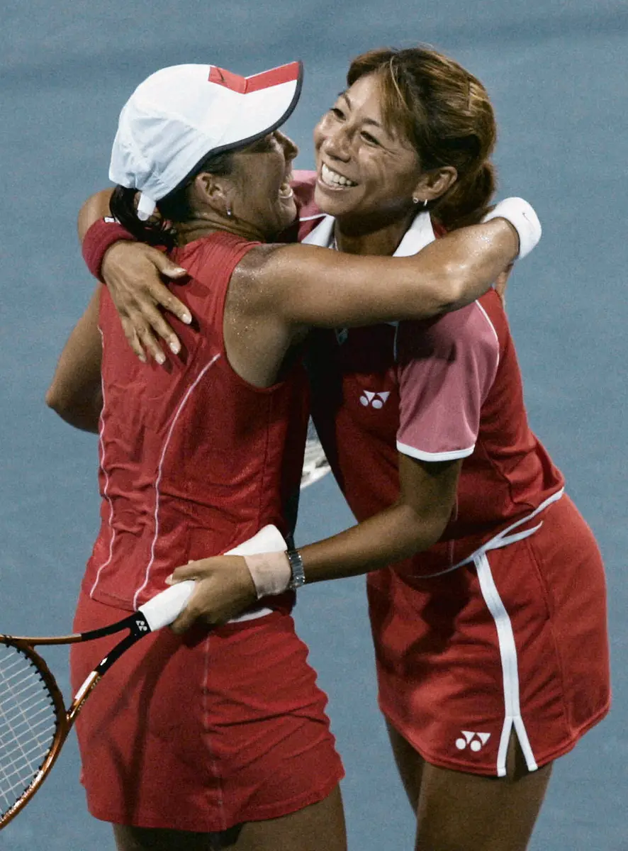 04年アテネ五輪女子ダブルスで4強入りを決めて抱き合う杉山（左）と浅越（AP）