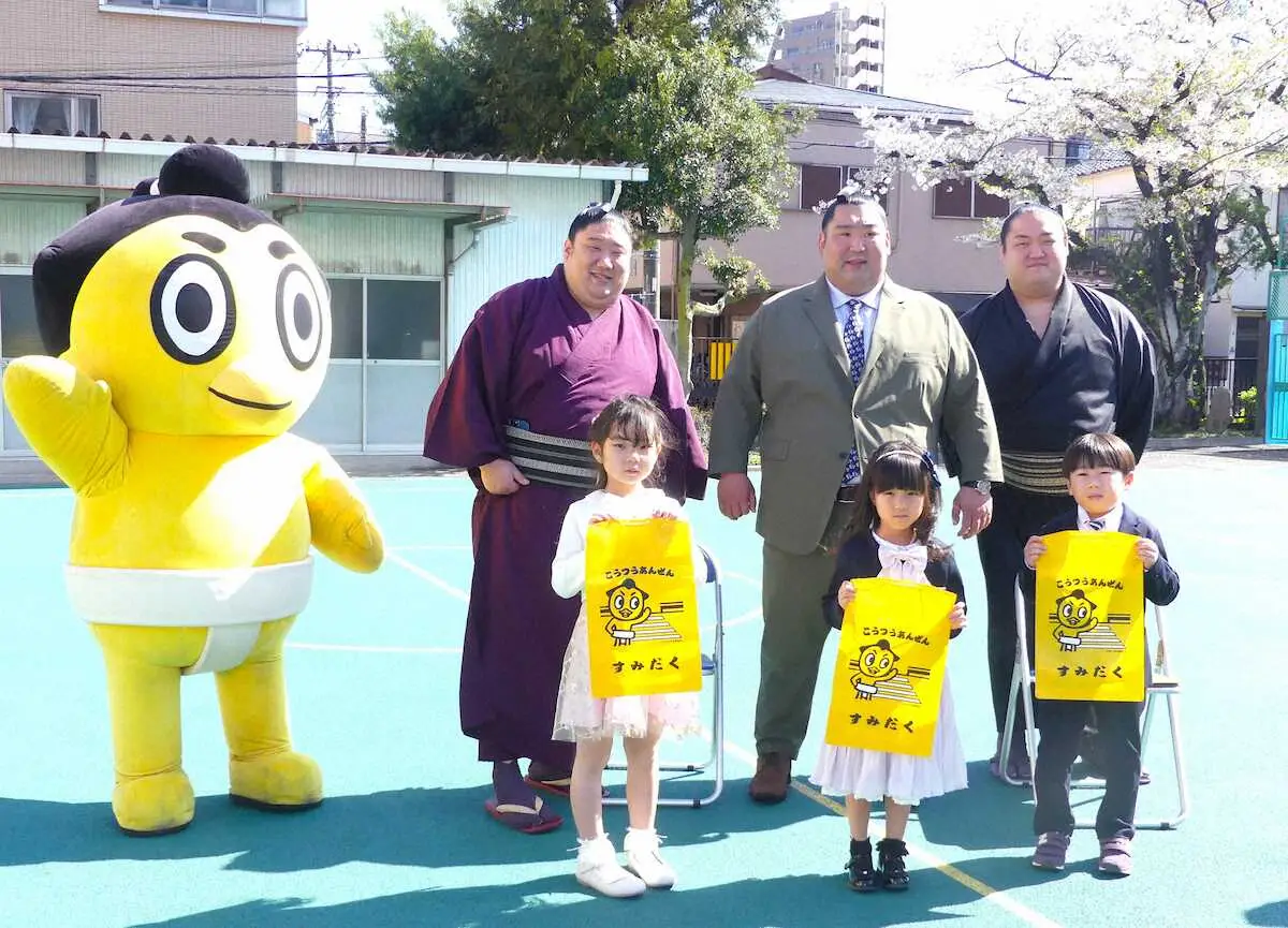相撲協会が墨田区の小学生にランドセルカバー贈呈　千田川親方「相撲に興味を持ってくれればうれしい」