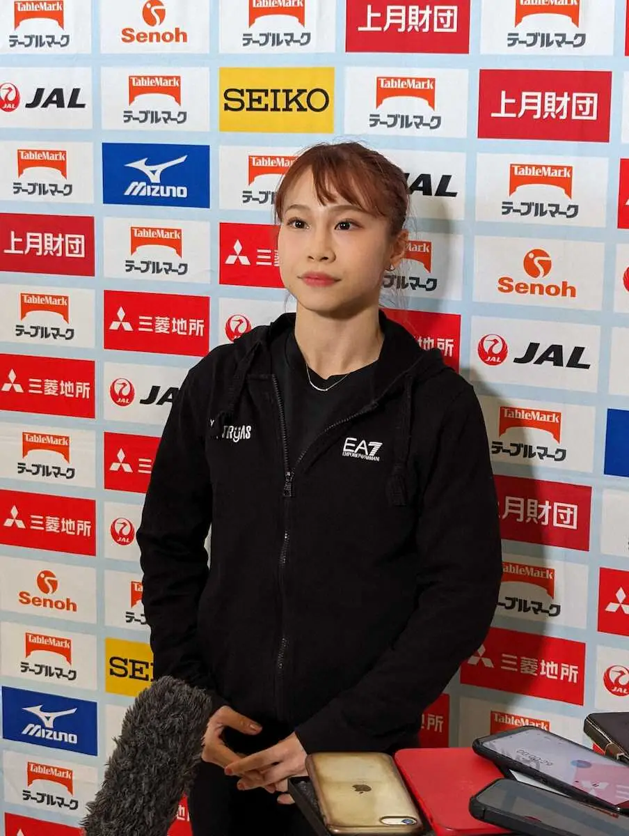 全日本個人総合選手権の前日練習で取材に応じる杉原愛子