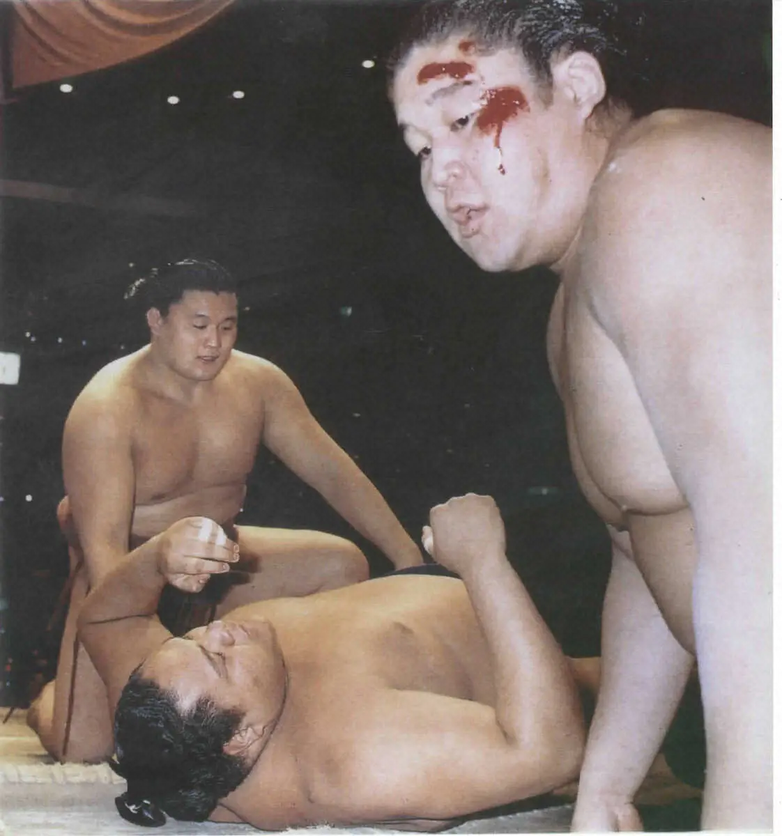 1993年5月、夏場所で曙を寄り倒しで破り、3度目の優勝を決めた大関・貴ノ花（左）。右は顔を傷つけられたまま控えから引き揚げる若ノ花