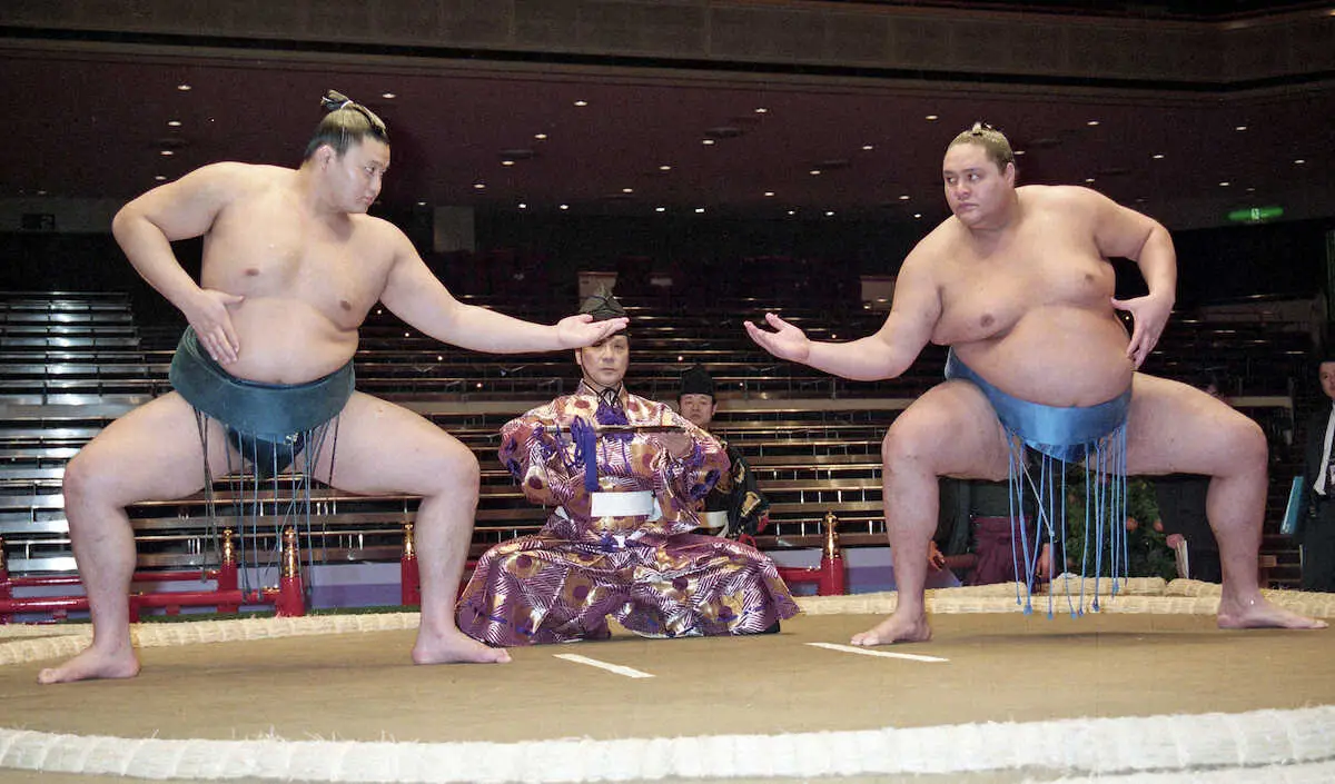 95年2月、27年ぶりの「古式大相撲」リハーサルで三段構えを練習する貴乃花（左）と曙