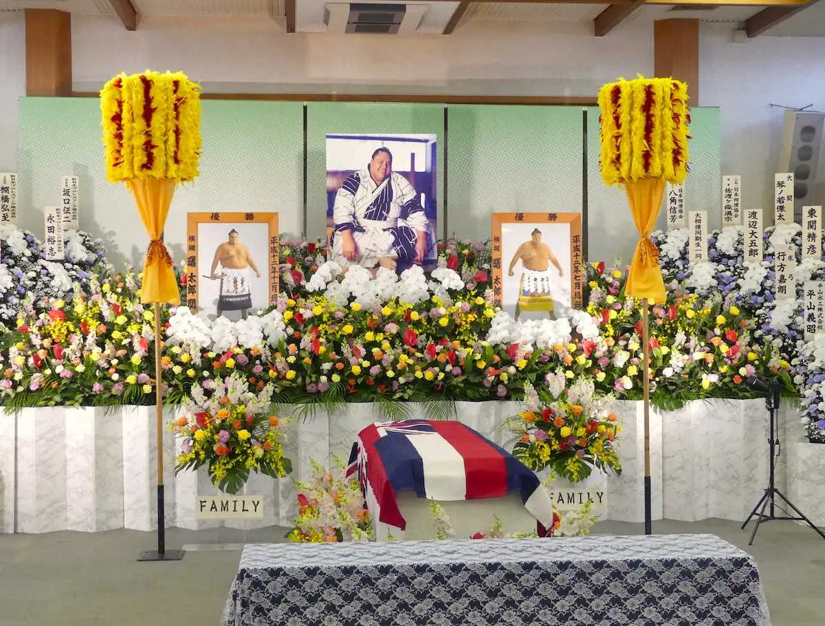 都内で葬儀が営まれた曙太郎さんの祭壇