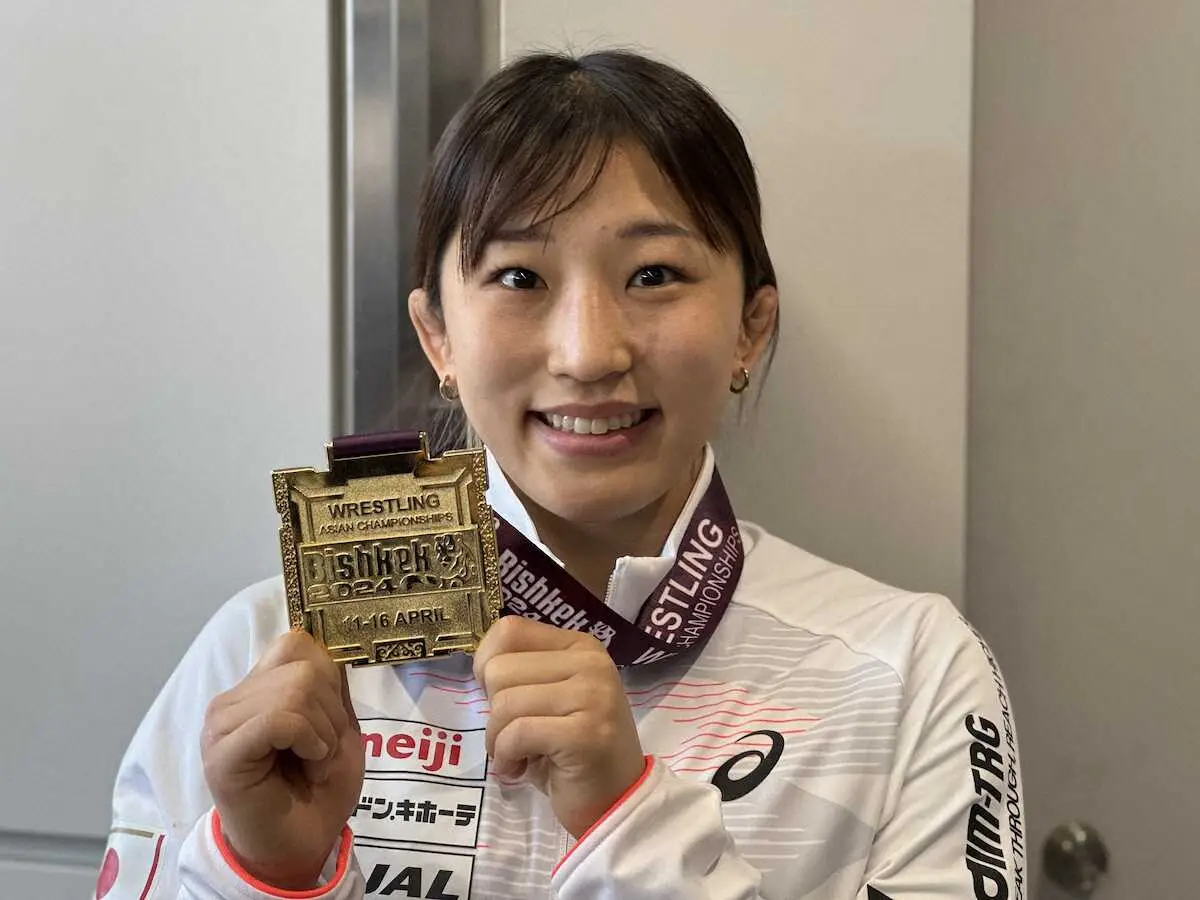【レスリング】須崎優衣「金メダルを獲るための経験」苦戦も糧にパリ五輪へ　アジア選手権から帰国