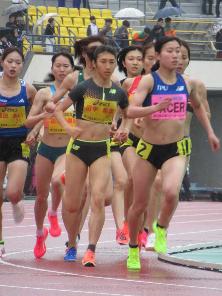 兵庫リレーカーニバルの1500メートルを走る田中（中央）