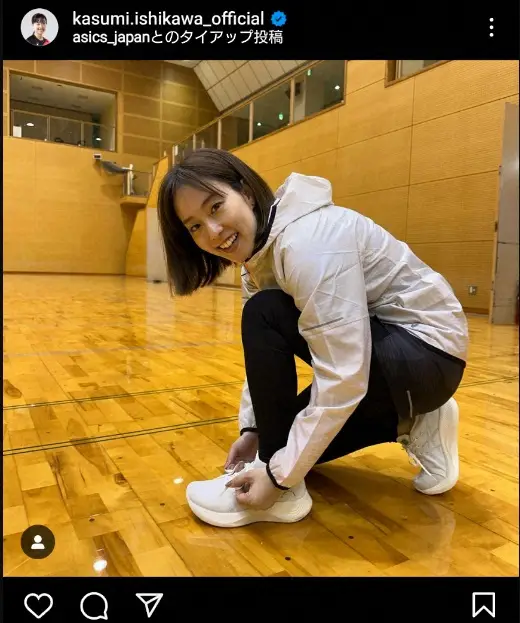 石川佳純さん　“靴紐キュッ”ショット公開に「やっぱりこの格好が1番！」「スポーツウエアが似合う」