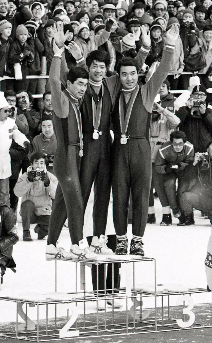 72年札幌五輪、スキージャンプ70メートル級表彰台で手を振る金メダル笠谷幸生、銀メダル金野昭次、銅メダル青地清二