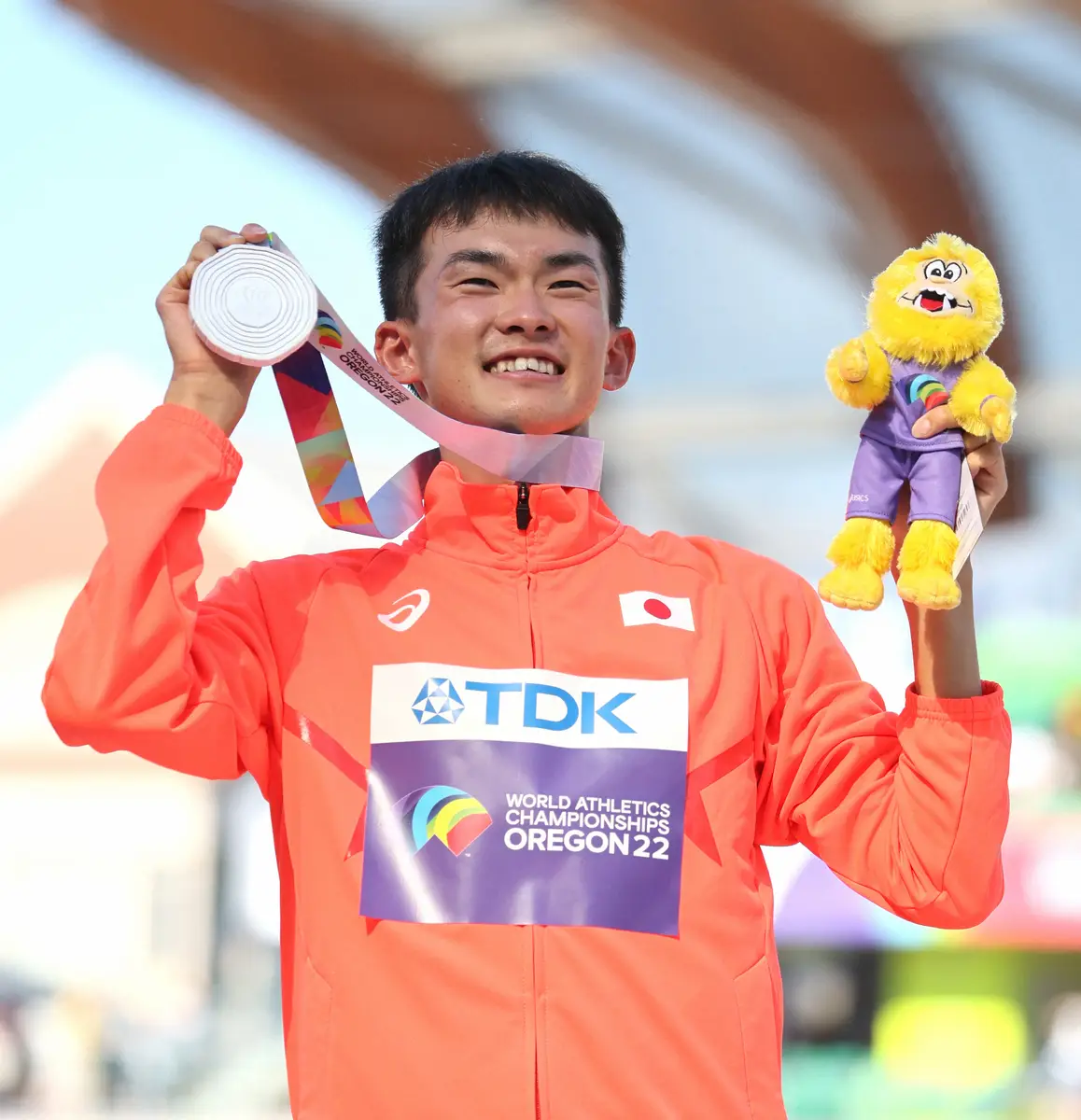 ＜陸上世界選手権最終日＞男子３５キロ競歩で銀メダルを獲得し、表彰式で笑顔を見せる川野将虎。（代表撮影）
