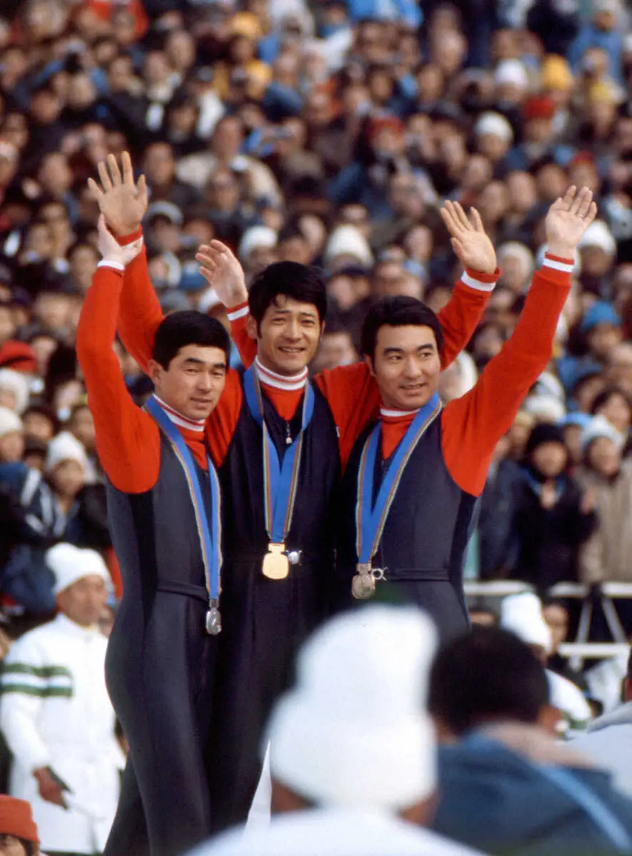 　1972年札幌冬季五輪のスキー・ジャンプ70メートル級で表彰台を独占した（左から）2位の金野昭次さん、優勝した笠谷幸生さん、3位の青地清二さん＝宮の森